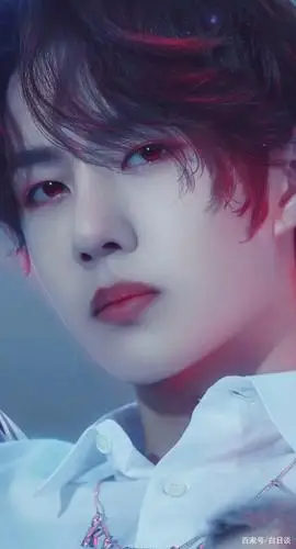 看到王一博的这些照片,才发现他的颜值忽高忽低!