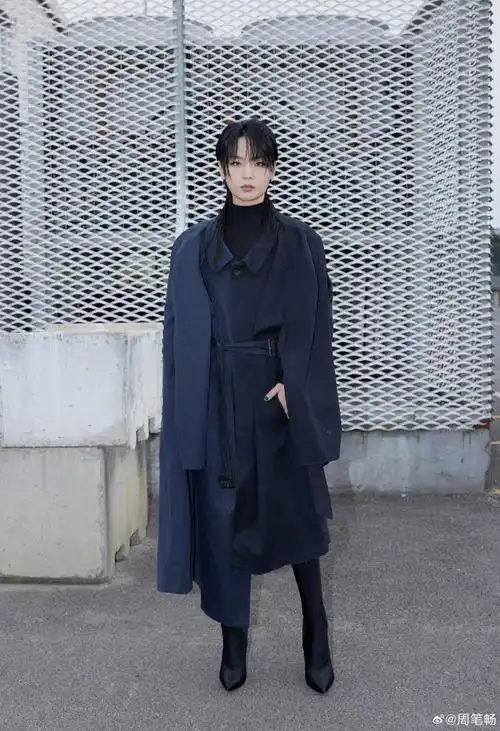 周笔畅用钥匙扣比心##周笔畅暗黑系风衣