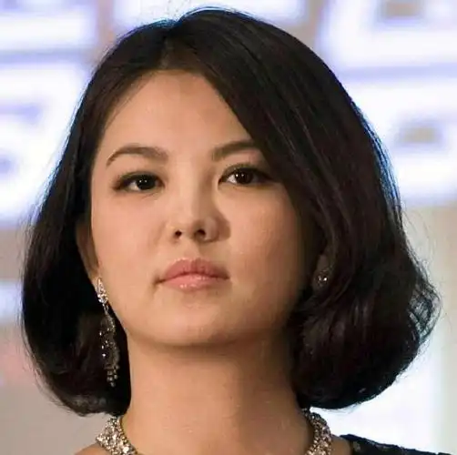 李湘回国疑与男友悄悄约会,男方贴心为她拍照,打扮漂亮难掩开心