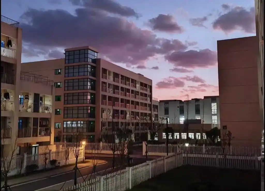 欢迎各位同学来到南通大学杏林学院.