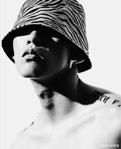 硬朗帅气的体院小哥哥,有点痞坏的气质,阳光有型又不失男人魅力