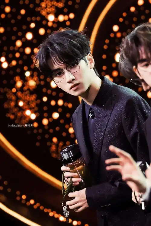 严浩翔超话02#和严浩翔点亮微博之夜#dont waste time要享受你给