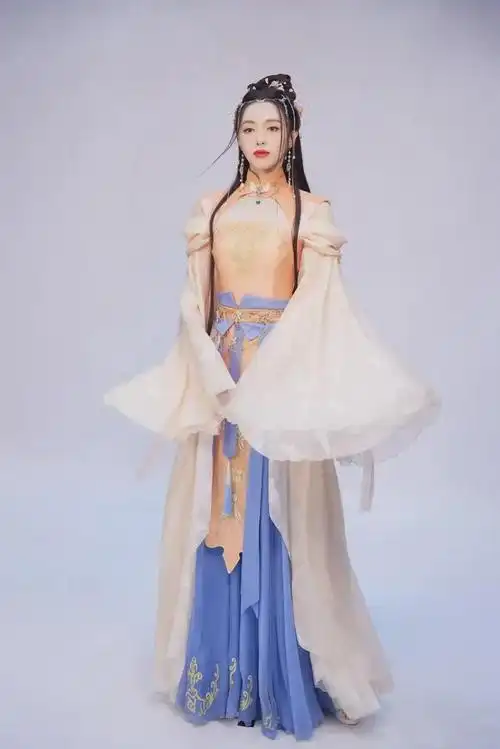 一组唐嫣的古装撑伞照片在网络上引起了热议.