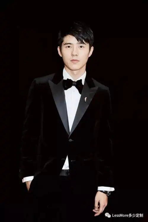 西装刘昊然帅气上线稚气未脱却已风度翩翩