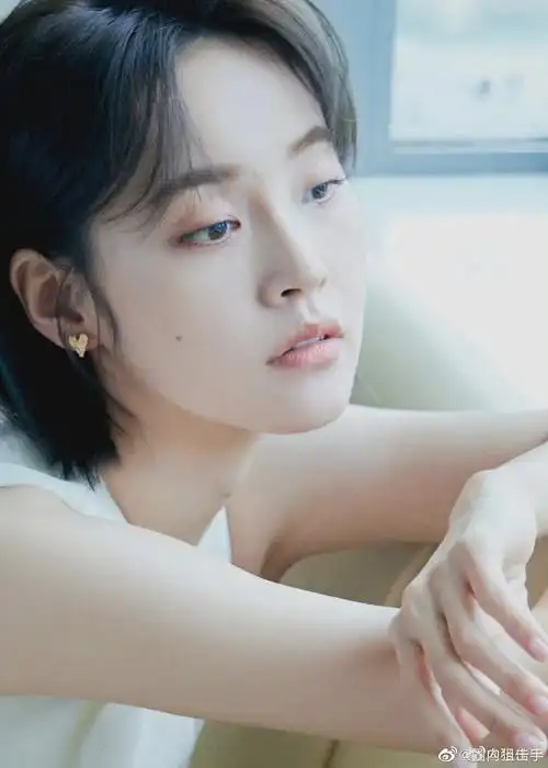 张佳宁晒出一组短发爱心贴纸自拍……|张佳宁|短发|爱心_新浪新闻