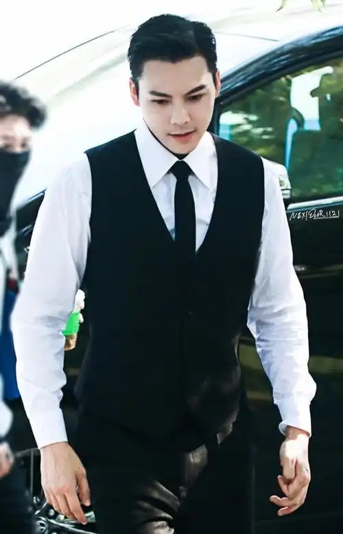 《许我耀眼》路透曝光,陈伟霆被嫌又老又胖,赵露思被嘲踩高跷