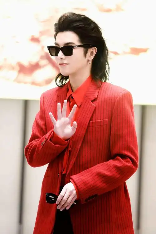 华晨宇活动饭拍图红西装大背头造型热烈张扬好帅