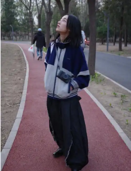 6722岁张子枫素颜逛公园:状态很好侧颜太绝,陈思诚很会选人