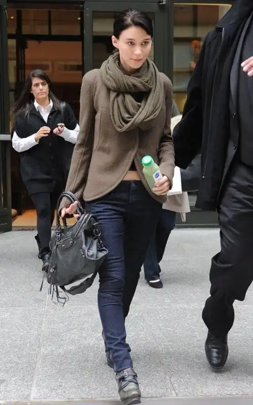 鲁妮玛拉黑发风衣街拍图片,明星,写真,街拍,欧美女星,欧美明星,鲁妮