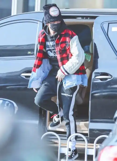 吴亦凡将运动裤塞进袜子里,本以为会很土,谁料穿出电棍腿很潮!