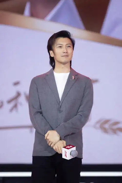 谢霆锋@锋味闪现长沙灰色西装剪裁利落,蕴蓄独有"锋"芒.