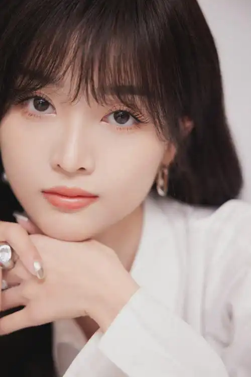 吴宣仪丝带白衬衫造型