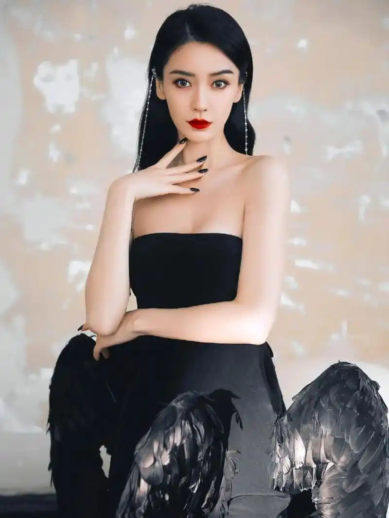当angelababy穿上黑色礼服,整个人看起来,优雅又高贵