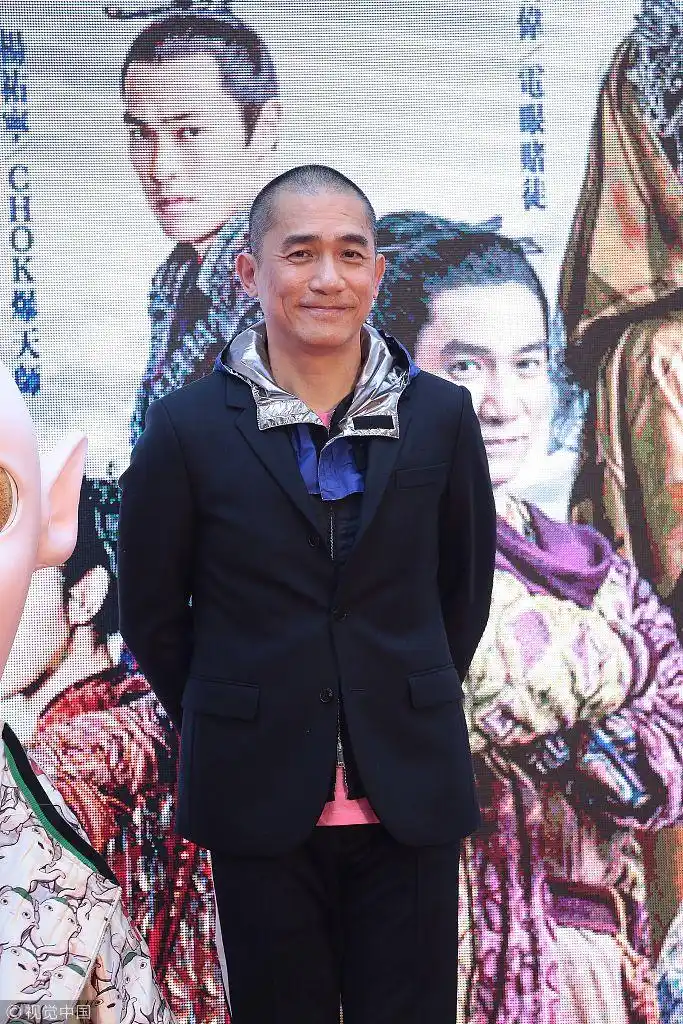 这个光头你给几分?梁朝伟剃光头只为个"懒"字 微笑不惧露褶子