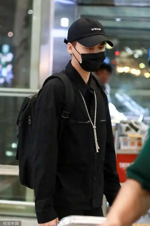 4/5新浪娱乐讯 9月11日,北京,李易峰现身机场.