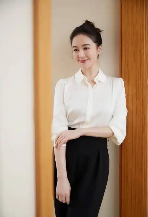 "氧气美女"左小青获聘文旅形象大使,出席活动白色衬衣黑长裤,展现知性