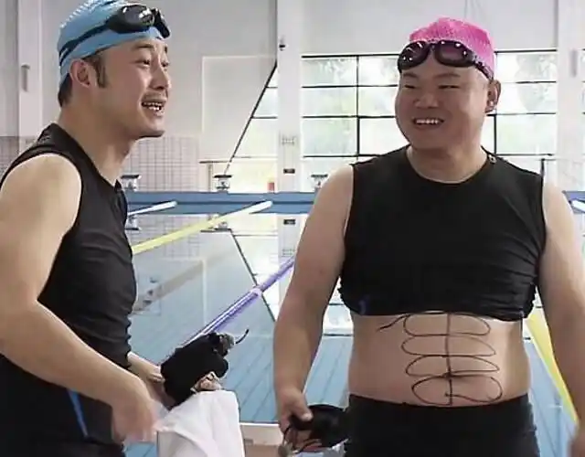 小岳岳与沙溢,秀迷人"腹肌".