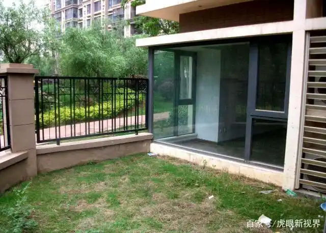 家住绵阳园艺片区某小区的张哥讲,买房送院子,一楼.