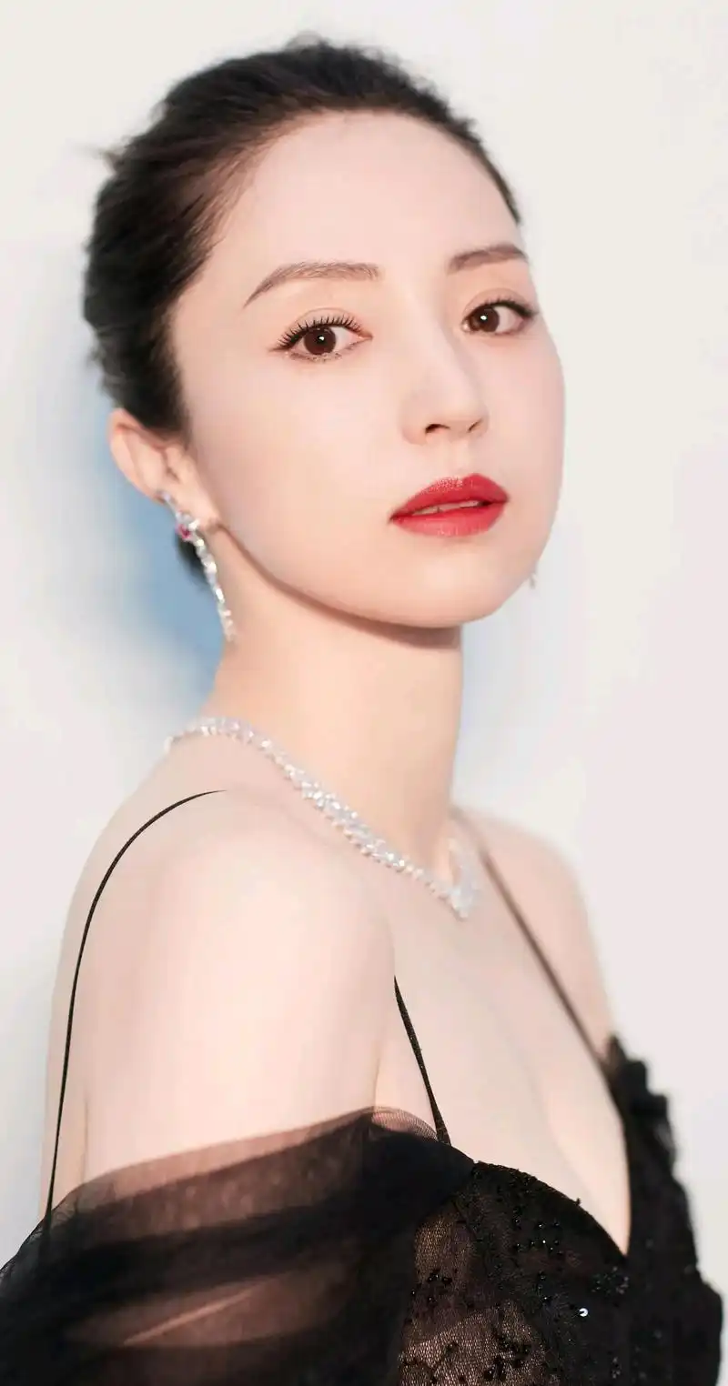 气质女神董璇风姿绰约,性感妩媚,韵味十足