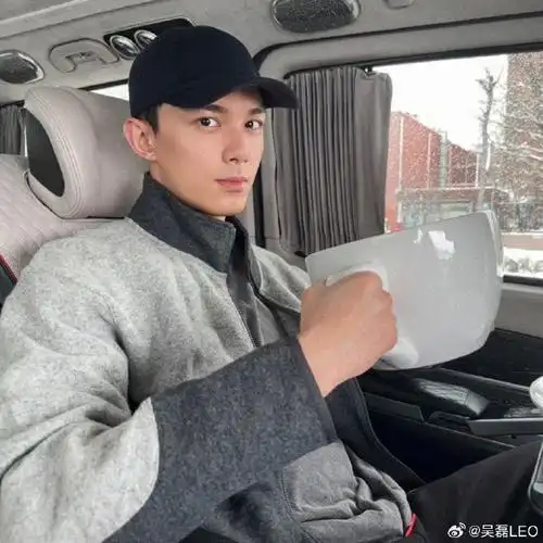 吴磊杯子比脸大