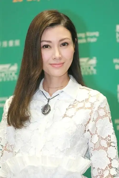 李嘉欣美得好真实一身纯白色蕾丝长裙看着乖巧又有淑女风范