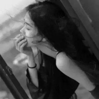 简约黑白且好看女生头像--生活很美,可我少光