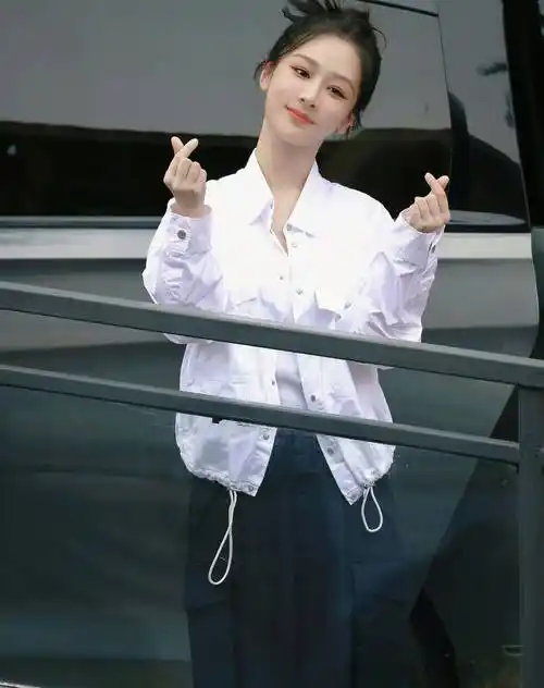 杨紫你好星期六上班花式比心路透图来啦,还贴心为粉丝准备吃食_长相