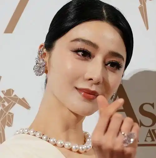 看她和范冰冰这一夜的红毯照,你就有答案了