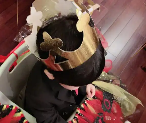 黄晓明baby儿子正面照再次被爆肉嘟嘟小脸像极了爸爸