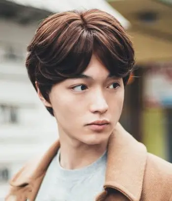 复古的男生中分发型男生帅气阳光的中分发型