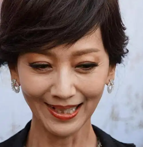 "不老女神"都是假的!离开化妆和精修后,中老女星跟普通人一样