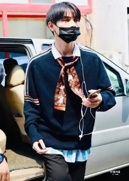 而我们万众期待的陈宥维这次居然没有戴口罩哦,虽然戴着帽子,但是依然