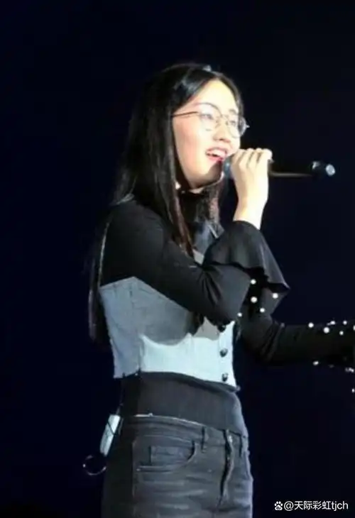 2017年7月,郭沁参加《中国新歌声第二季》,凭借演唱《美若黎明》加入