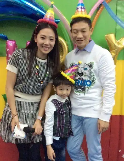 杨威一家五口拍照,杨阳洋不和俩妹妹争宠,独自在一旁显孤单?