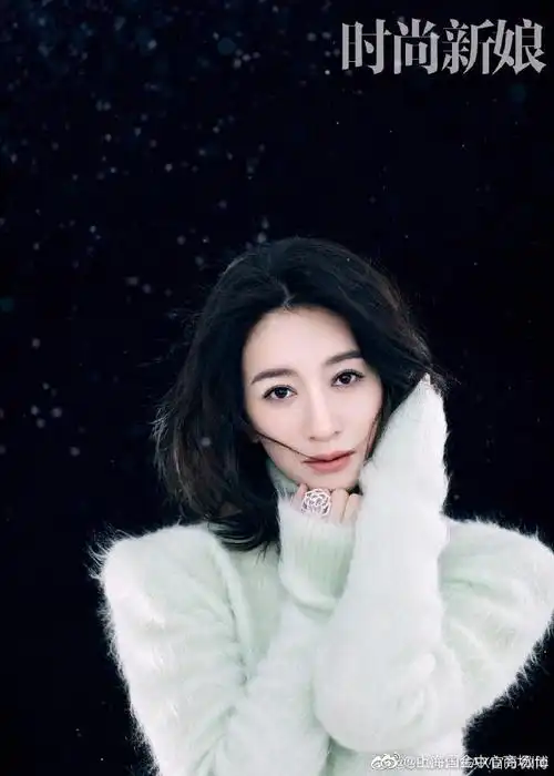 国金,推荐#拥抱触手可及的柔软,@李小冉身着#sportmax2022秋冬#系列