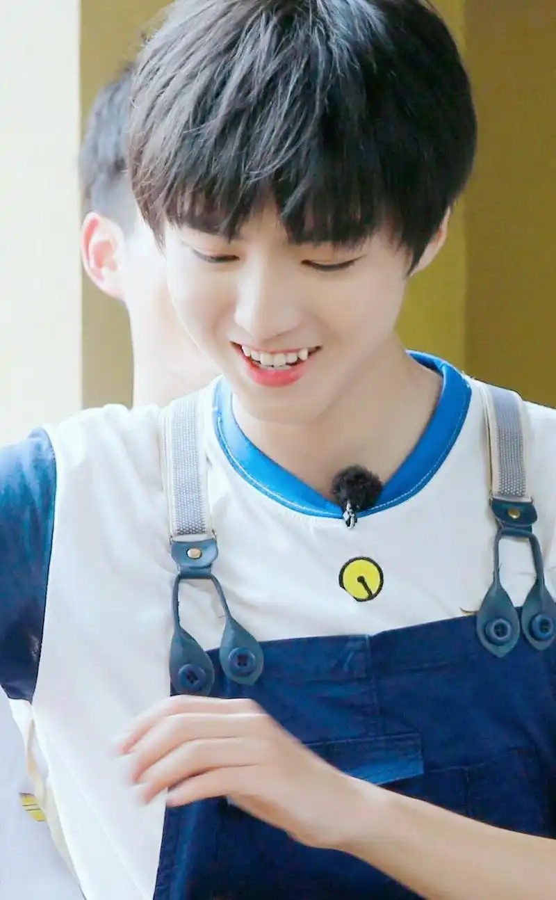 [王俊凯][新闻]200324 分享王俊凯超可爱的虎牙合集 又酷又帅又甜的