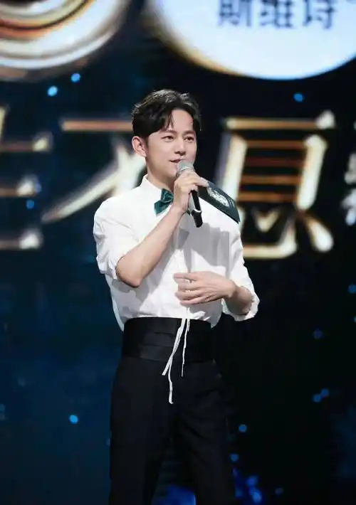 何炅工作室在微博给粉丝们发福利啦,一如既往的帅气王伟忠:现任金星