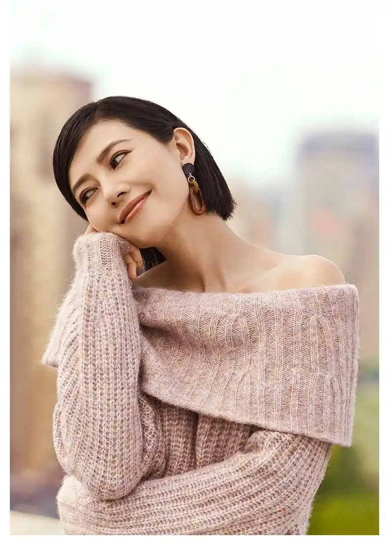 组图:高圆圆演绎早秋街拍 短发造型率性柔美