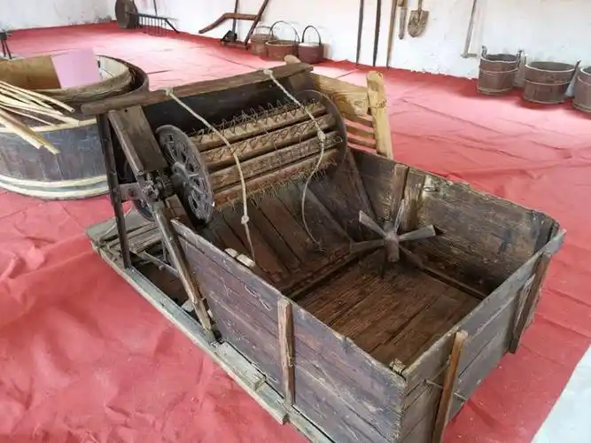 远处田间就能看到农民们用脚踩,或者用电动来代替水稻脱粒