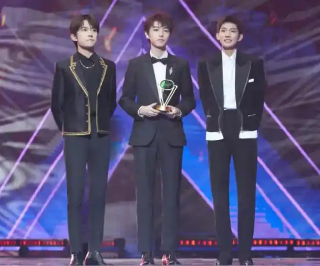 173cm易烊千玺站170cm王源身边,看清真实身高,果然存在猫腻