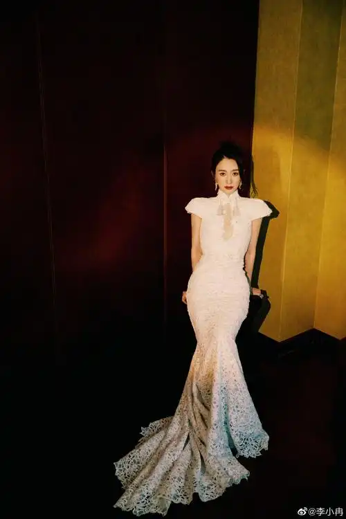 李小冉穿白色蕾丝鱼尾旗袍   清丽雅致飘逸动人