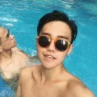 在游泳池的男头像_微信头像图片大全