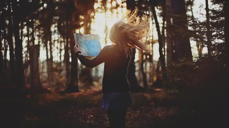 一个人走路的背影图片