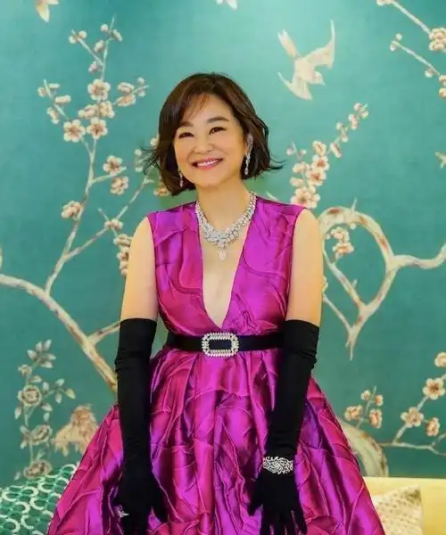 68岁林青霞穿深v礼服性感亮相佩戴九千万珠宝贵气十足