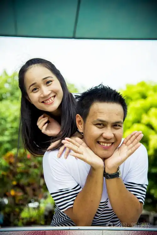 可爱的夫妻在搞笑的一幕中微笑照片-正版商用图片1ezxru-摄图新视界