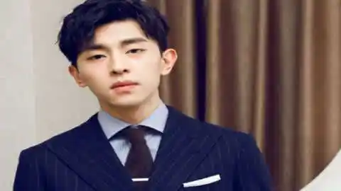 邓伦和董又霖罕见同台,董又霖和邓伦握手时,像牵着女孩的手