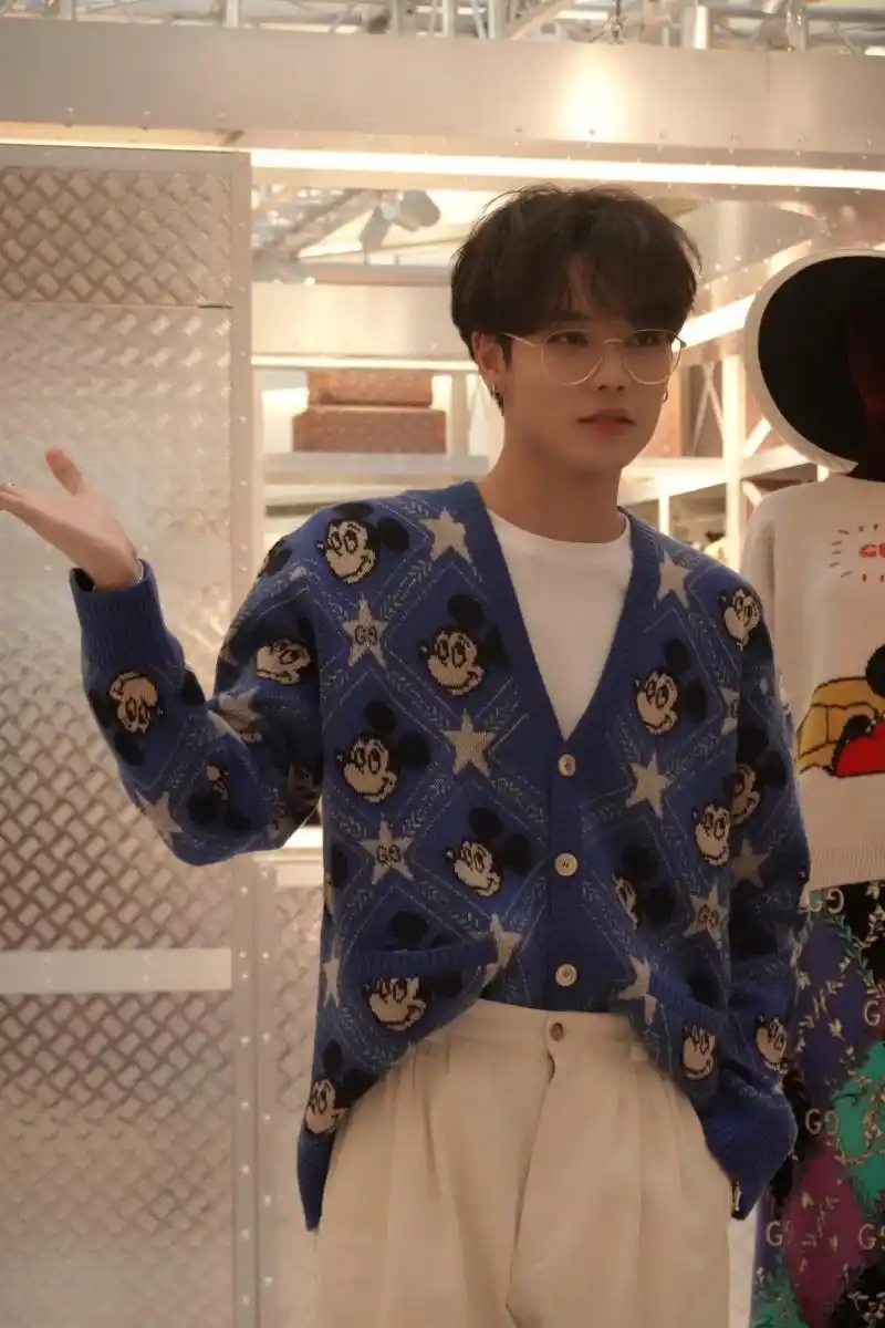 林彦俊穿卡通毛衫温柔帅气戴金丝眼镜温柔浅笑撩人心魄