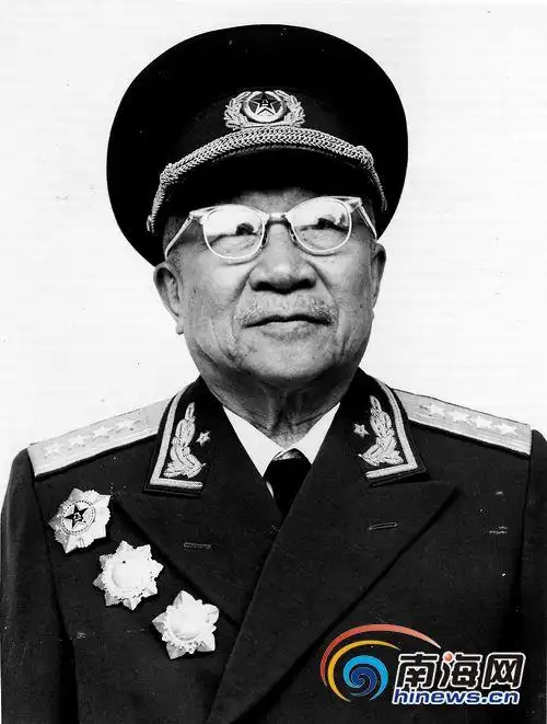 百战将军驰沙场   文海南日报记者许春媚   为庆祝新中国成立60周年
