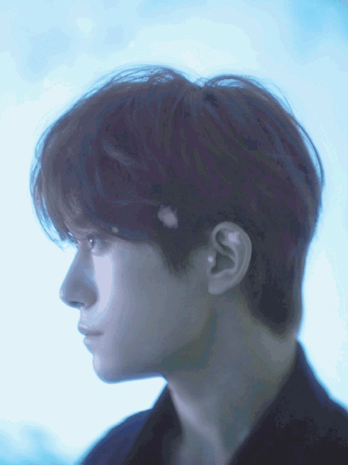 易烊千玺飘雪侧颜