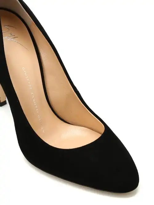 安吉丽娜·朱莉出席活动时选择了哪些高跟鞋?